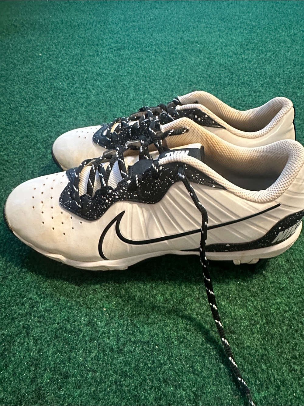 Nike White and Black Low-Top cleats - Picture 4 of 6